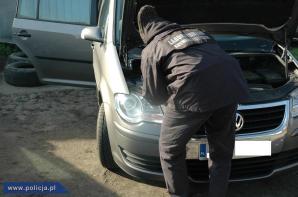 [VIDEO] Podejrzani o kradzież samochodów i paser w rękach policjantów