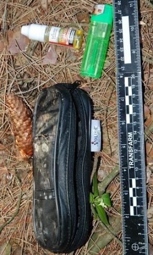 Policjanci ustalają tożsamość mężczyzny, którego ciało znaleziono w lesie