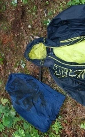 Policjanci ustalają tożsamość mężczyzny, którego ciało znaleziono w lesie