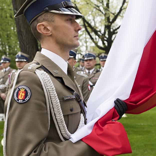 Uroczyste podniesienie flagi przed Kancelarią Premiera