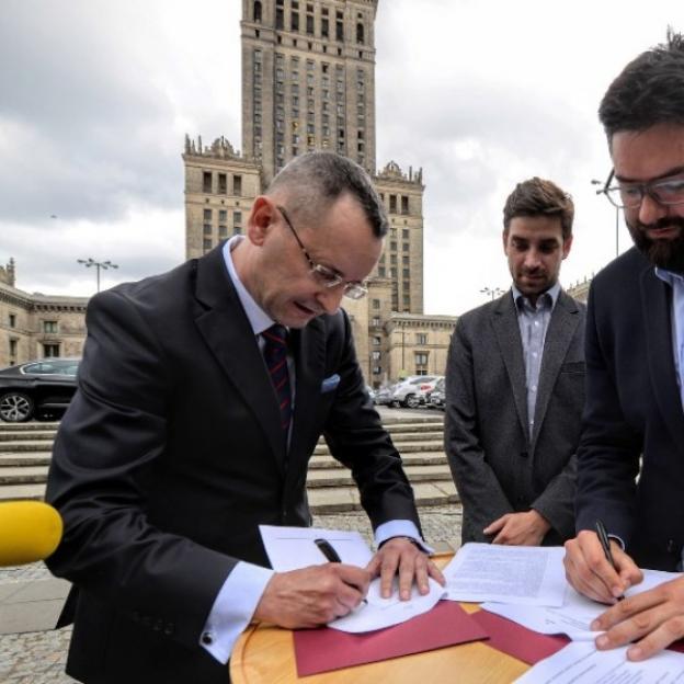 Emilia stanie przy parku Świętokrzyskim